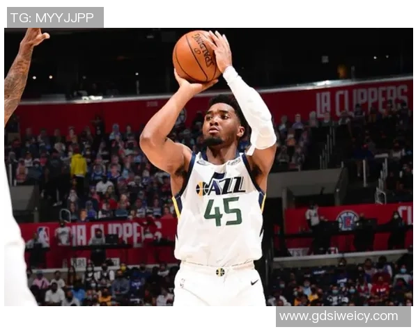 多诺万米切尔带领球队冲击季后赛展现超凡篮球才华与领导力