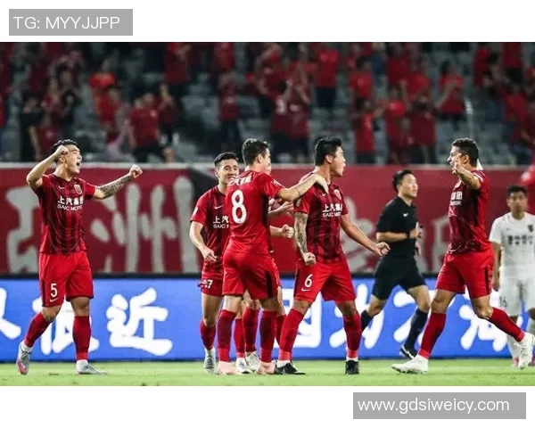 恒大与上港激战正酣中超焦点之战引发球迷热议与期待 恒大与上港激战正酣中超焦点之战引发球迷热议与期待